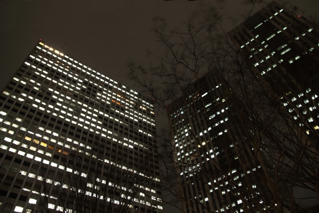 深夜、休日に法定外残業を行った場合