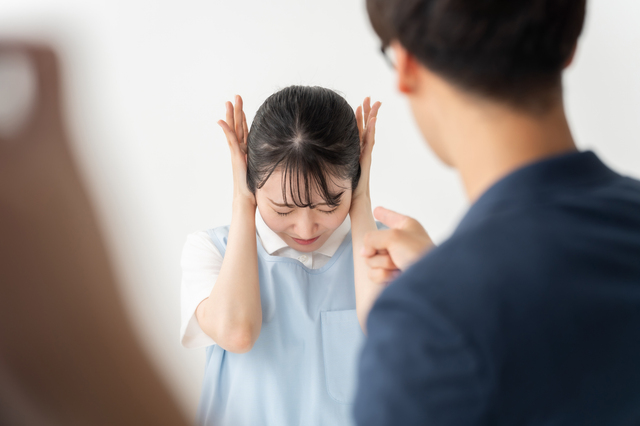 モンスターペアレントへの現実的な対応策とは？AI・ウェアラブルカメラの活用で安心・安全な教育現場を